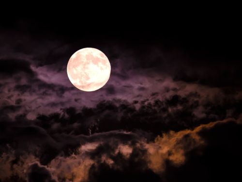 Luna tra le nubi